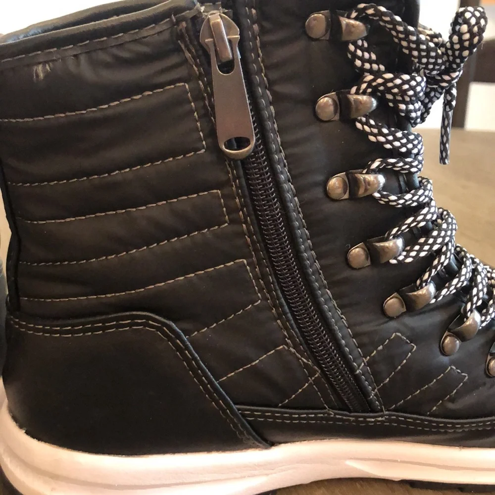 Khombu Black and White Lace-Up Winter Boots